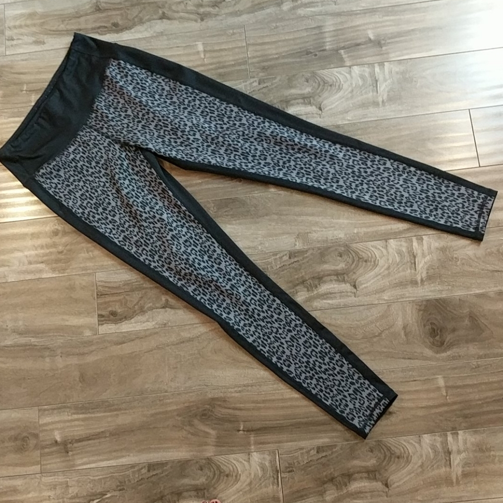 ❄️ 3/$30 Grey Leopard Print Athletic Leggings